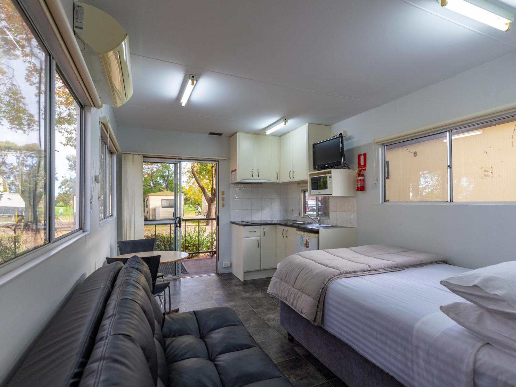 Nrma Bairnsdale Riverside Holiday Park Room photo