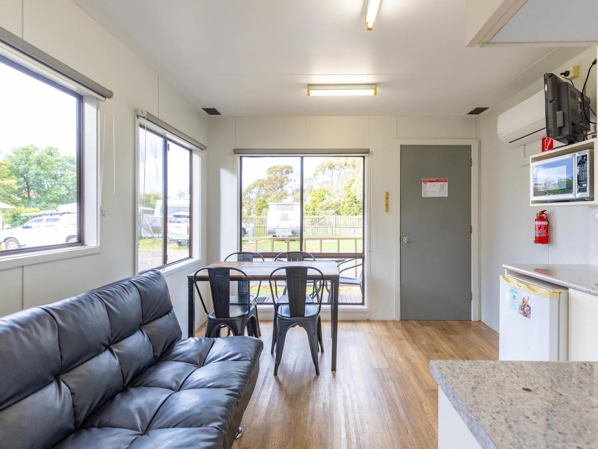 Nrma Bairnsdale Riverside Holiday Park Room photo